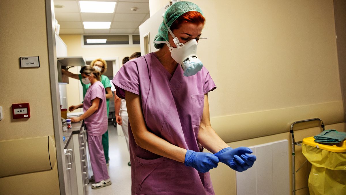 Počet hospitalizovaných stoupá, v nemocnicích znovu vznikají covidária